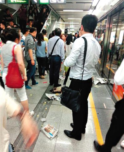 深圳早高峰微冲突，地铁内两女子激烈争吵，澳门彩票背后的城市生活观察